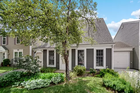 29 W409 White Oak Dr, Warrenville, IL 60555