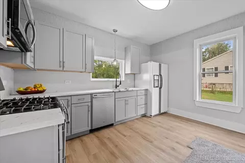 218 Forest Ave, Aurora, IL 60505 photo 8
