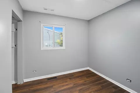Bedroom - 6611 W 83rd St, Burbank, IL 60459 photo 1 of 5