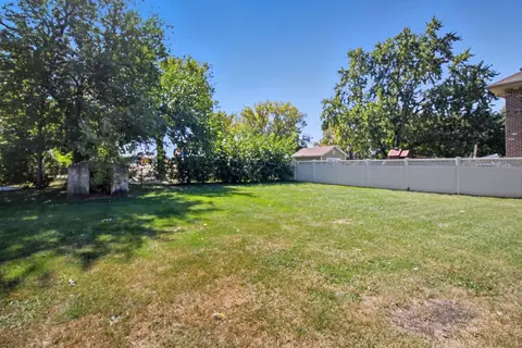 Exterior - 6611 W 83rd St, Burbank, IL 60459 photo 3 of 6