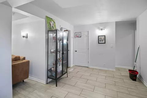 Entry Way - 6611 W 83rd St, Burbank, IL 60459 photo 4 of 4