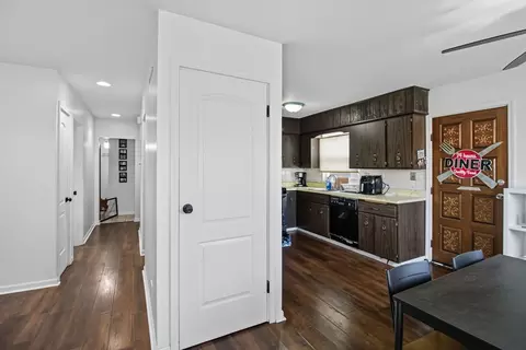 Entry Way - 6611 W 83rd St, Burbank, IL 60459 photo 1 of 4