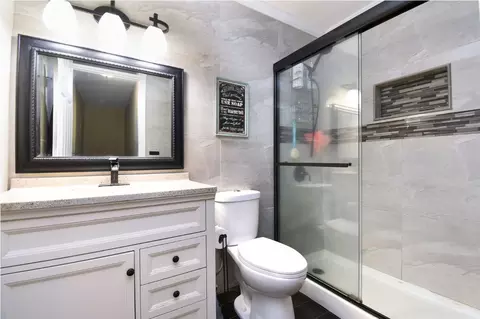 Bath - 615 Cartwright Trl, Mchenry, IL 60050 photo 3 of 4