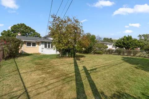 Exterior - 147 Lance Dr, Des Plaines, IL 60016 photo 3 of 4