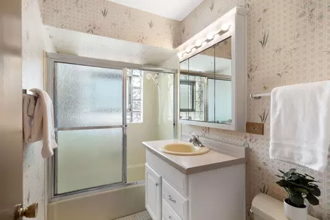 Bath - 147 Lance Dr, Des Plaines, IL 60016 photo 4 of 4