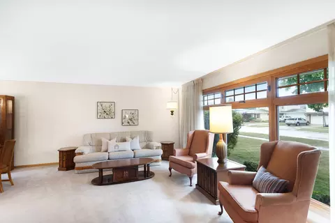 Living - 147 Lance Dr, Des Plaines, IL 60016 photo 1 of 5