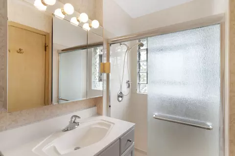 Bath - 147 Lance Dr, Des Plaines, IL 60016 photo 3 of 4