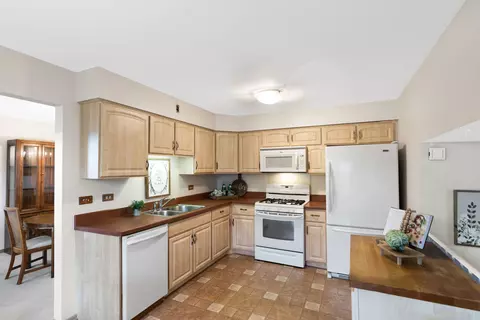Kitchen - 147 Lance Dr, Des Plaines, IL 60016 photo 2 of 4