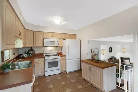 Kitchen - 147 Lance Dr, Des Plaines, IL 60016 photo 1 of 4