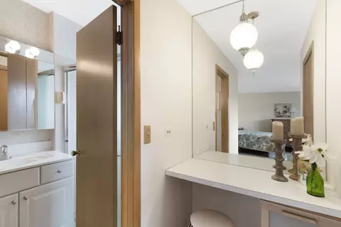 Bath - 147 Lance Dr, Des Plaines, IL 60016 photo 2 of 4