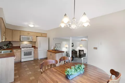 Kitchen - 147 Lance Dr, Des Plaines, IL 60016 photo 4 of 4