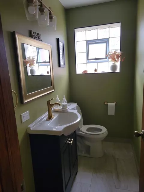 Bath - 8554 S Keating Ave, Chicago, IL 60652 photo 3 of 4