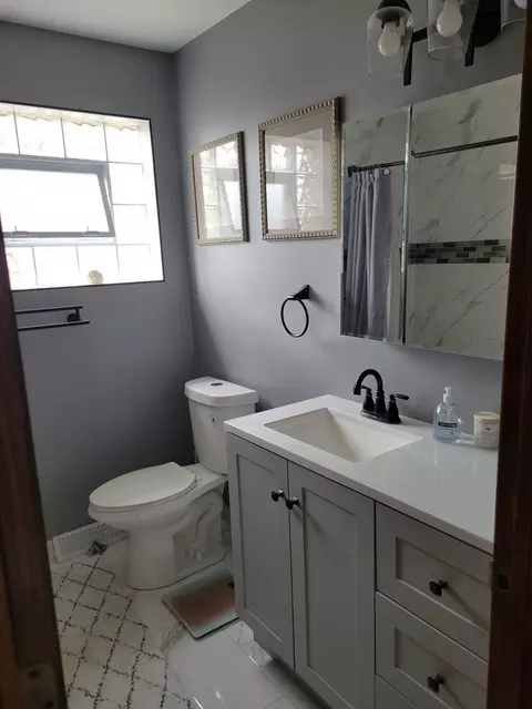 Bath - 8554 S Keating Ave, Chicago, IL 60652 photo 1 of 4
