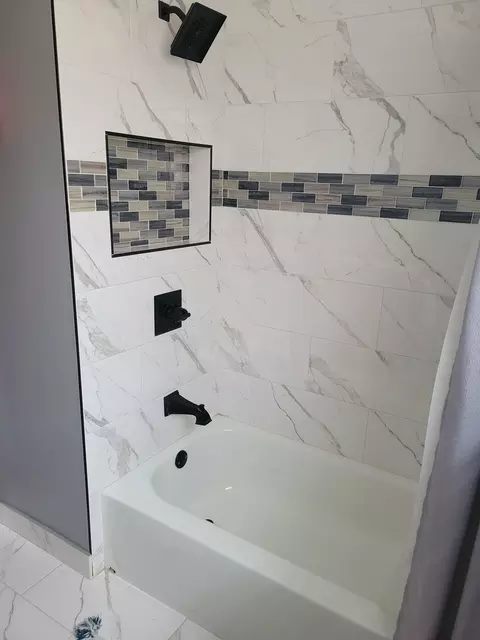 Bath - 8554 S Keating Ave, Chicago, IL 60652 photo 2 of 4