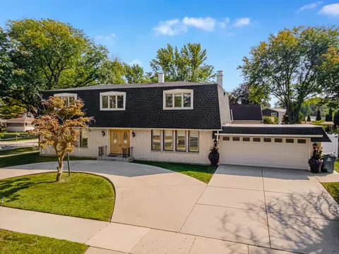 1817 E Maya Ln, Mount Prospect, IL 60056 photo 1