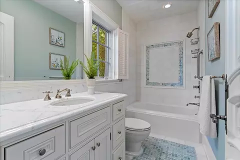 Bath - 121 Hogarth Ln, Glencoe, IL 60022 photo 9 of 10