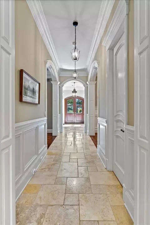 Entry Way - 121 Hogarth Ln, Glencoe, IL 60022 photo 2 of 4