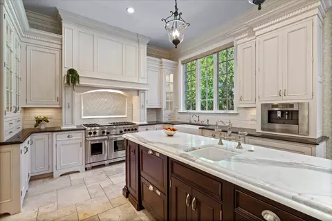 Kitchen - 121 Hogarth Ln, Glencoe, IL 60022 photo 4 of 7