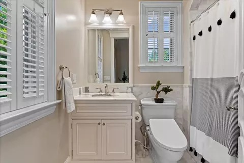 Bath - 121 Hogarth Ln, Glencoe, IL 60022 photo 6 of 10