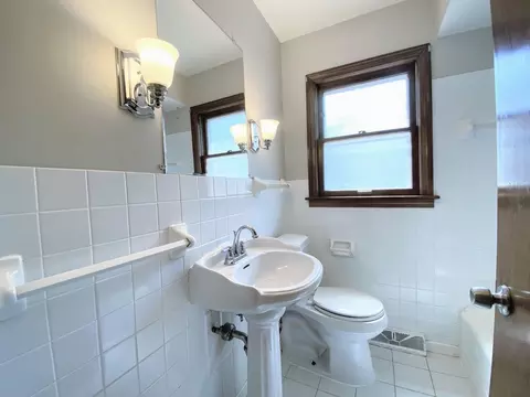 Bath - 3003 Longfellow Ave, Hazel Crest, IL 60429 photo 1 of 2