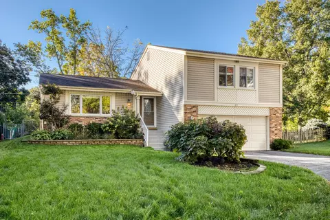 104 Croftwood Ct, Rolling Meadows, IL 60008
