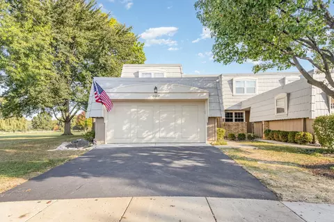 648 Dauphine Ct #F, Elk Grove Village, IL 60007