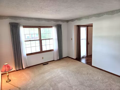 Living - 205 Briar Ln, Morris, IL 60450 photo 3 of 7