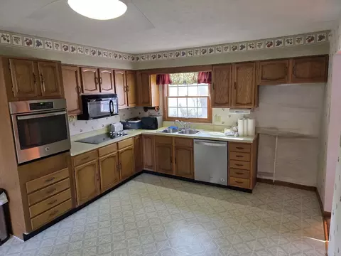 Kitchen - 205 Briar Ln, Morris, IL 60450 photo 2 of 4