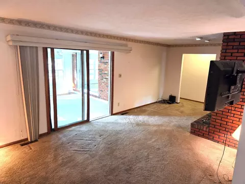 Living - 205 Briar Ln, Morris, IL 60450 photo 4 of 7
