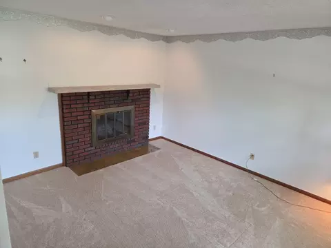 Living - 205 Briar Ln, Morris, IL 60450 photo 2 of 7