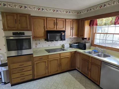 Kitchen - 205 Briar Ln, Morris, IL 60450 photo 3 of 4