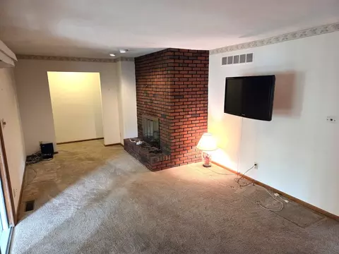 Living - 205 Briar Ln, Morris, IL 60450 photo 5 of 7