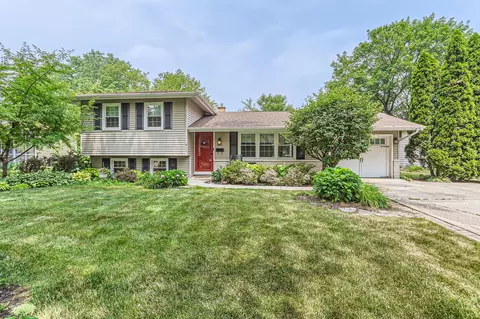911 Lilac Ln, Naperville, IL 60540