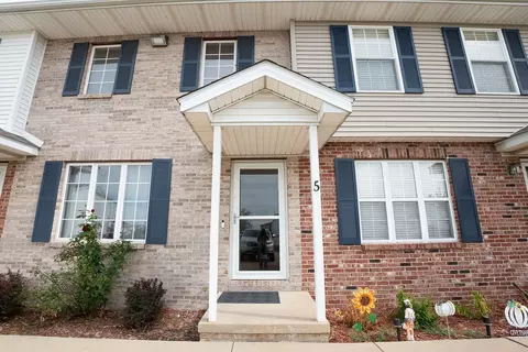 31 Fetzer Dr #5, Bloomington, IL 61704