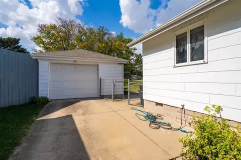 Exterior - 1227 Low St, Bloomington, IL 61701 photo 4 of 7