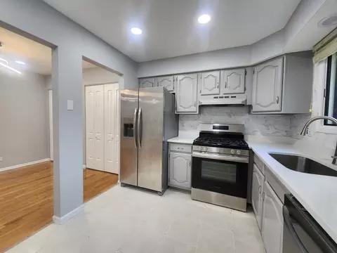 Kitchen - 1044 Creekside Ct #2B, Wheeling, IL 60090 photo 1 of 3