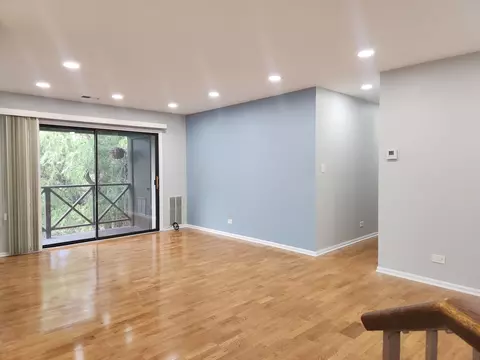 Living - 1044 Creekside Ct #2B, Wheeling, IL 60090 photo 5 of 8