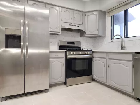 Kitchen - 1044 Creekside Ct #2B, Wheeling, IL 60090 photo 2 of 3