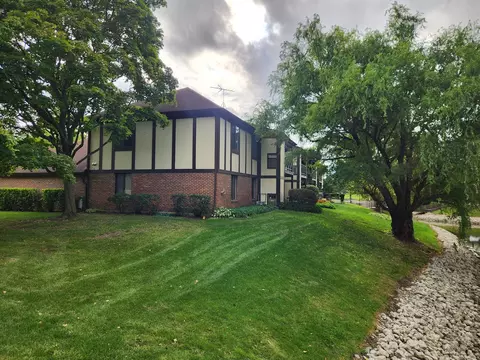 Exterior - 1044 Creekside Ct #2B, Wheeling, IL 60090 photo 3 of 4