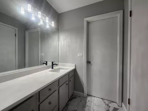 Bath - 1044 Creekside Ct #2B, Wheeling, IL 60090 photo 3 of 6