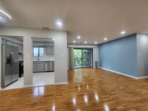 Living - 1044 Creekside Ct #2B, Wheeling, IL 60090 photo 6 of 8