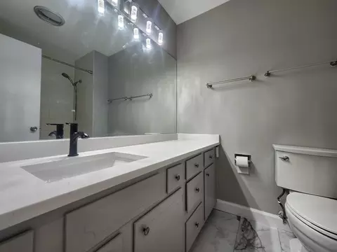 Bath - 1044 Creekside Ct #2B, Wheeling, IL 60090 photo 1 of 6