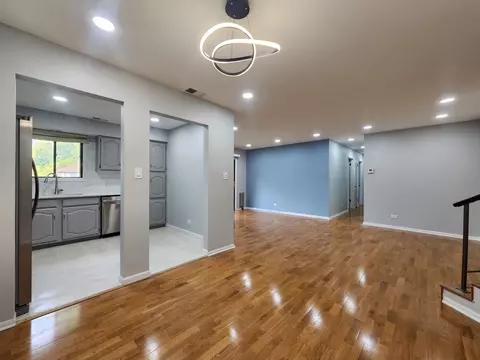 Living - 1044 Creekside Ct #2B, Wheeling, IL 60090 photo 3 of 8