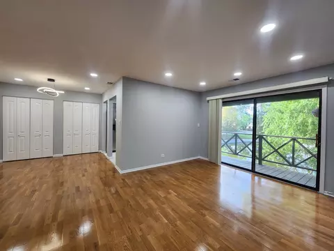 Living - 1044 Creekside Ct #2B, Wheeling, IL 60090 photo 2 of 8