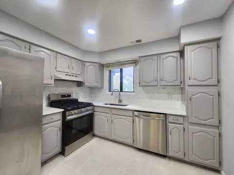 Kitchen - 1044 Creekside Ct #2B, Wheeling, IL 60090 photo 3 of 3
