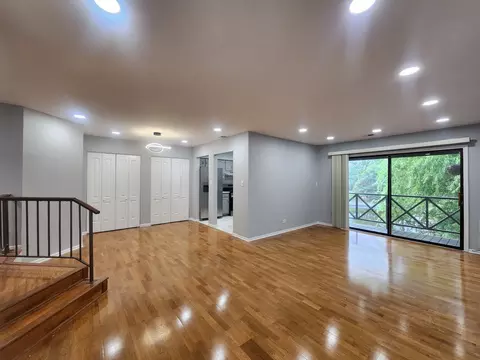 Living - 1044 Creekside Ct #2B, Wheeling, IL 60090 photo 1 of 8
