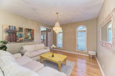 Living - 420 Ford Ln, Bartlett, IL 60103 photo 4 of 5