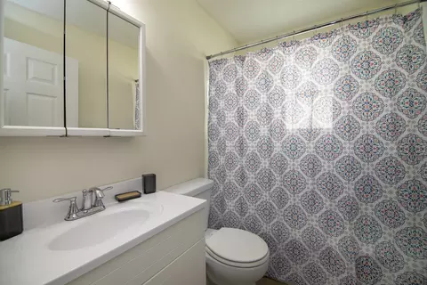 Bath - 556 N 10th Ave, Kankakee, IL 60901 photo 1 of 1