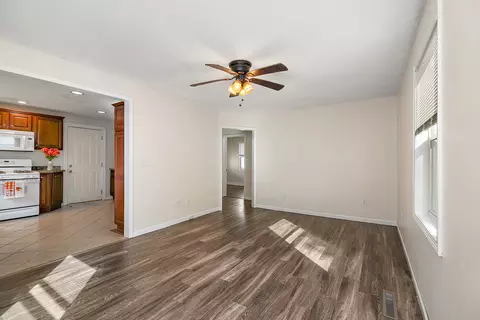 Living - 556 N 10th Ave, Kankakee, IL 60901 photo 1 of 3