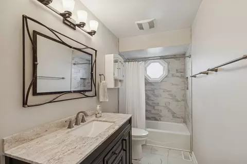 Bath - 341 Fairway View Dr, Algonquin, IL 60102 photo 3 of 4